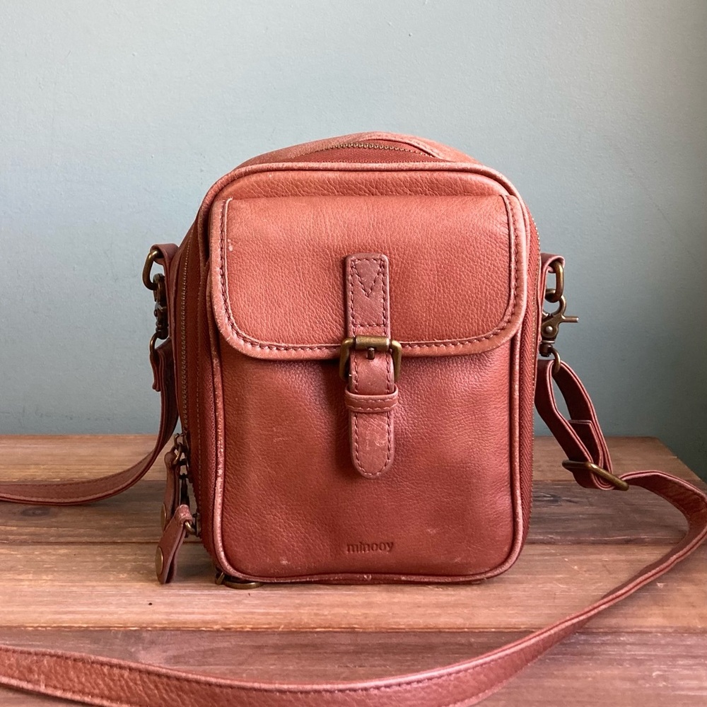 MINOOY Brand Rustic Leather Crossbody Bag in Distressed Brown